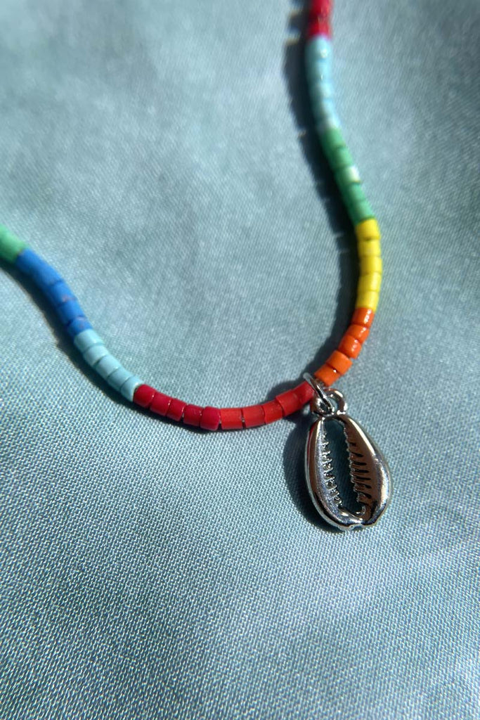 A rainbow of puka shells accented with gold hematite. 😍 🐚 ♥️  #handmadejewelry #hawaii #pukashells #shells🐚 #ooak #beadedbling… |  Instagram